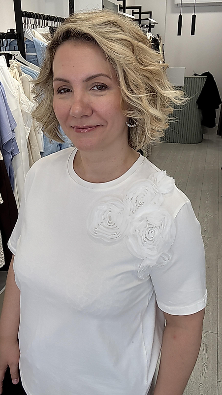 Gül Detaylı Tişört